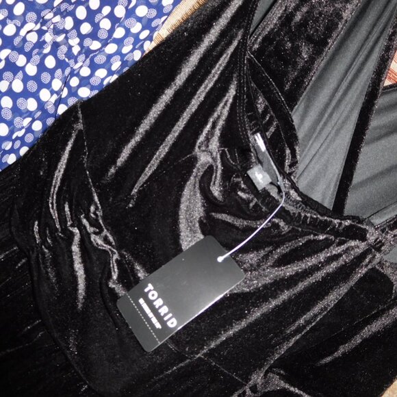 NWT SIZE 6 TORRID BLACK VELVET SURPLICE SLEEVEELSS HALTER DRESS 6X PLUS 30 - Picture 6 of 13